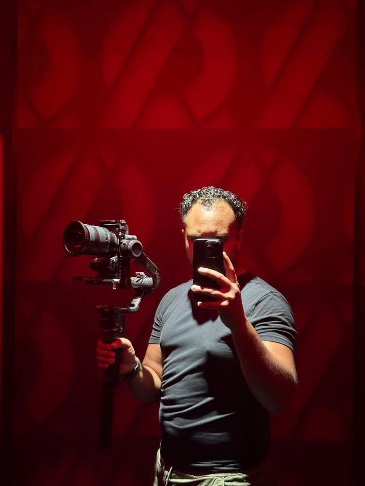 Samuel, vidéaste SLB Real, avec sa caméra sur stabilisateur
